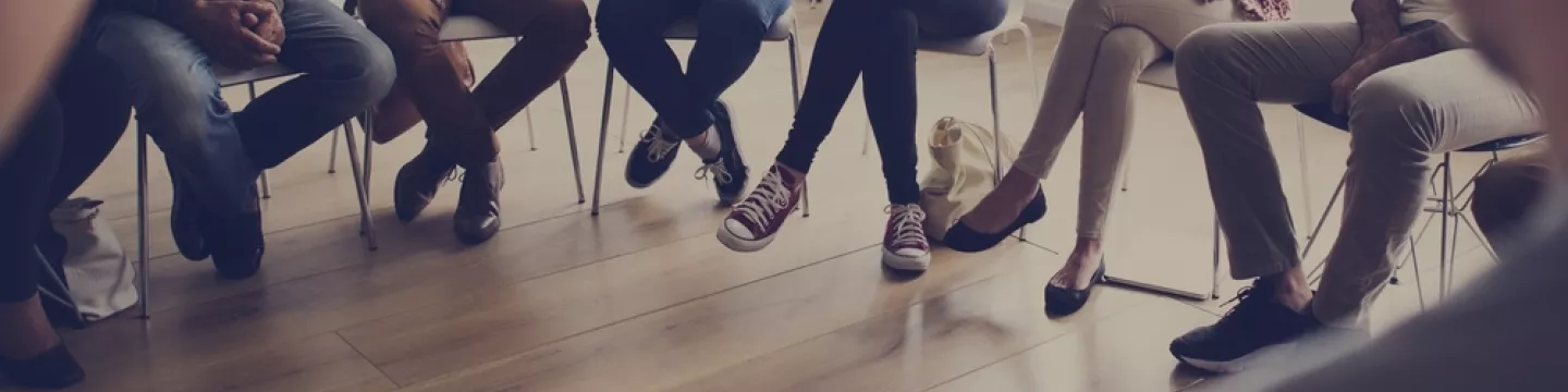 Personnes assises en groupe